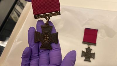 A close up of the back of a Victoria Cross medal with 'Lieutenant F. N. Parsons' engraved on it.  