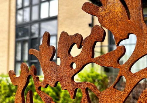 Edge screen made from corten steel, reminiscent of pond fauna