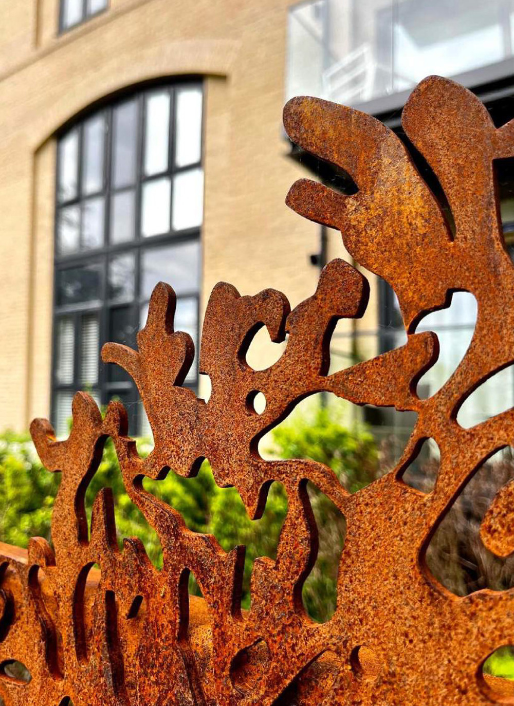 Edge screen made from corten steel, reminiscent of pond fauna